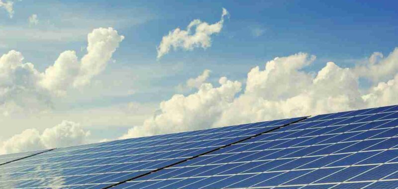 zonnepanelen in een veld